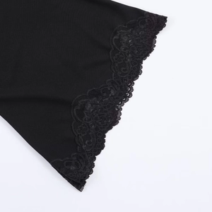 Gros plan sur la broderie en dentelle noire délicate et la texture fine du tissu