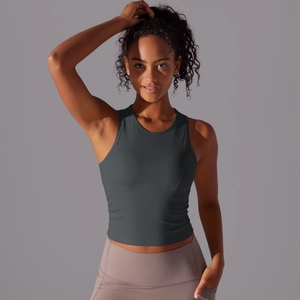 Détail d'un débardeur de yoga gris foncé avec coupe ajustée et tissu respirant