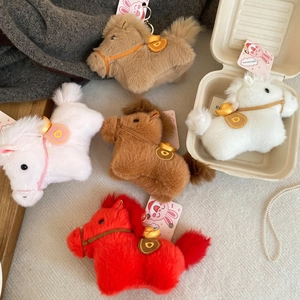Simpatici portachiavi a forma di pony in peluche colorati con sella in ecopelle