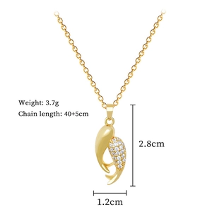 Vue macro du pendentif poisson doré avec zircon et détails de taille 2.8x1.2cm et poids 3.7g