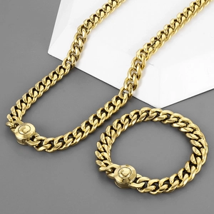 Gros plan d'un ensemble collier et bracelet cubain doré 10mm avec boucle ronde chic
