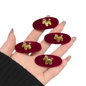 Set di quattro fermagli per capelli in velluto rosso vino con accenti di barboncino dorato