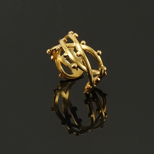 Bague en acier inoxydable doré à maille irrégulière avec design croisé et détails perlés