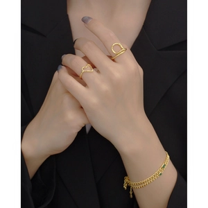 Anello a cuore in argento S925 dorato e set bracciale verde elegante su modella