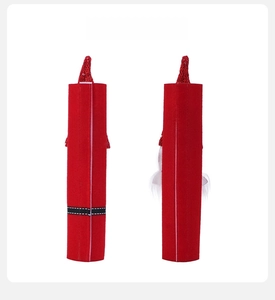 Rückansicht roter Wichtel-Flaschenhüllen aus Filz mit schwarzem Gürtel für die Weihnachtsdeko