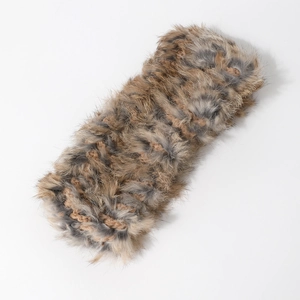 Gros plan sur la texture de fausse fourrure et le motif marron de ce bandeau large
