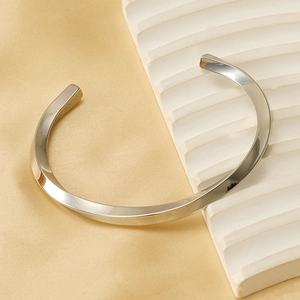 Bracelet jonc ouvert torsadé minimaliste en acier titane poli avec une finition miroir