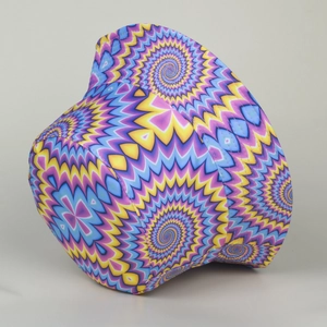 Détail d'un bob avec imprimé spirale psychédélique et coutures de haute qualité finies