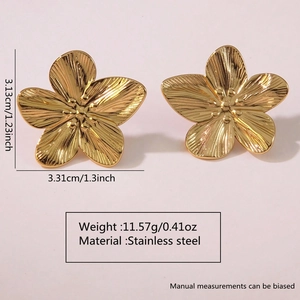 Detailed dimensions of gold flower earrings in stainless steel with hammered texture