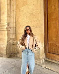 Stile street outdoor con trench corto beige e gonna lunga in denim con spacco