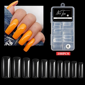 Macro-opname van 100 transparante nageltips in 10 maten met een handige opbergdoos