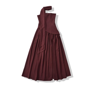 Elegante abito lungo rosso vino con scollo a barca, sciarpa halter e gonna a pieghe