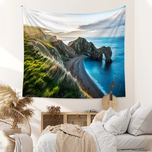Détail d'une tapisserie bohème avec paysage côtier dans une chambre à coucher moderne