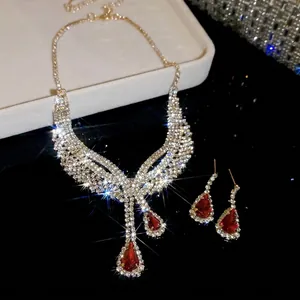 Luxuriöses Schmuckset mit roten Tropfensteinen und funkelnden Kristallen in Silber