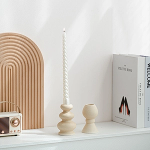 Set portacandele nordico in ceramica crema con candela bianca ritorta per tavola
