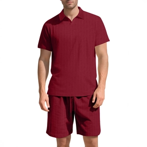 Set uomo polo bordeaux testurizzata e pantaloncini con coulisse per outfit estivo casual