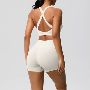 Detail von Yoga-BH mit überkreuztem Rücken und Shorts aus cremeweißem nahtlosem Stoff