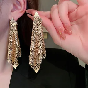 Boucles d'oreilles pendantes en maille dorée avec sequins triangulaires de style moderne