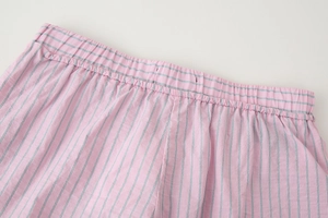 Détail d'un short en popeline à rayures roses et grises avec taille élastique froncée