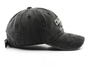 Seitenansicht der gewaschenen grauen Baseballkappe mit weißer California-Stickerei