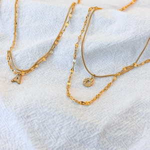 Collana a doppio strato in acciaio inossidabile dorato con ciondolo lettera A e diamanti