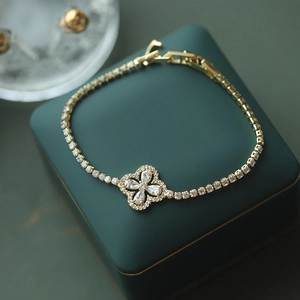 Elegant gold-plated bracelet featuring a sparkling zircon four-leaf clover charm