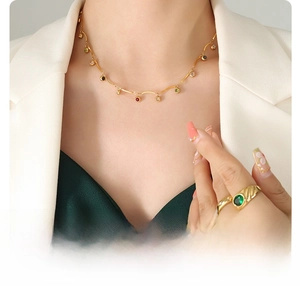 Détail d'un collier en titane plaqué or 18 carats avec zircons colorés sur mannequin