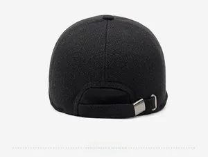 Dettaglio del retro del berretto da baseball nero con fibbia metallica regolabile