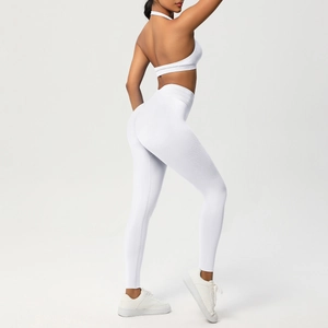 Dettaglio completo set yoga bianco a vita alta con reggiseno allacciato al collo