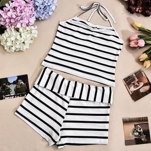 Dettaglio del set crop top a fascia a righe e pantaloncini con trama bianca e nera