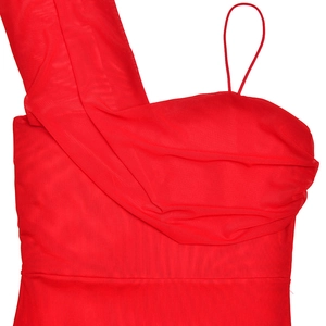Détail de robe en tulle rouge avec plis asymétriques et bretelle fine élégante