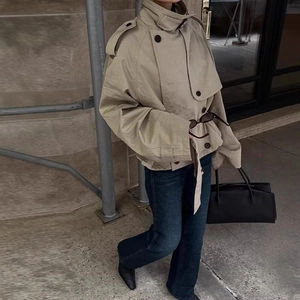 Trench-coat court classique kaki avec col montant et ceinture avec jean bleu