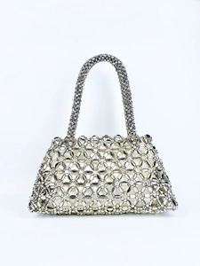 Detail einer silbernen Perlenhandtasche mit Hohlgeflecht-Design und passendem Griff