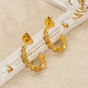 Macro di orecchini a U in oro 18k con zirconi cubici su cornice bianca vintage