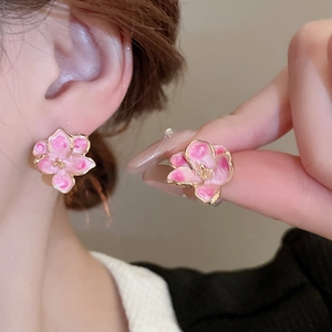 Sweet pink gradient flower earrings with gold metal edges and elegant floral design