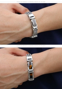 Détail de bracelets pour hommes en acier inoxydable avec maille et incrustation écaille