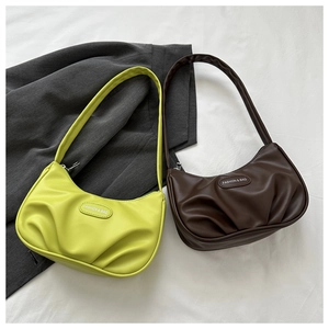 Vue de dessus détaillée de sacs baguette plissés en vert citron et marron chocolat