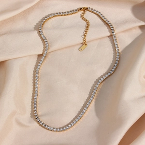 Collier tennis luxueux plaqué or 18 carats avec zircons carrés sur soie dorée