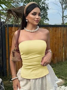 Haut tube chic jaune pâle pour femme avec coupe ajustée dans un décor extérieur ensoleillé