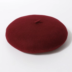 Gedetailleerd overzicht van een klassieke bordeauxrode wollen baret met zachte vilttextuur