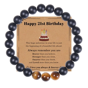 Bracelet en œil de tigre avec carte de vœux pour 21e anniversaire sur fond blanc