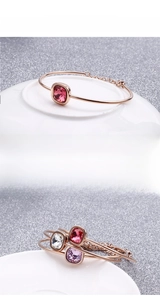 Dettaglio del bracciale in acciaio placcato oro rosa con cristallo rosa a cuscino