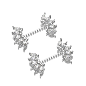 Dettaglio di piercing per capezzoli in argento con zirconi a ventaglio e riflesso a specchio