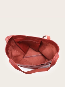 Vue intérieure du cabas rouge montrant l'espace de rangement et la poche zippée pratique