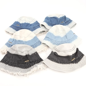 Chapeau bob en jean dégradé pour femmes avec bords effilochés et style rétro délavé