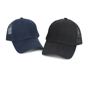 Klassische Mesh-Trucker-Cap in Navy und Schwarz mit atmungsaktiven Polyester-Einsätzen