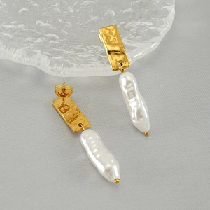 Boucles d'oreilles classiques françaises en acier doré martelé avec perles baroques