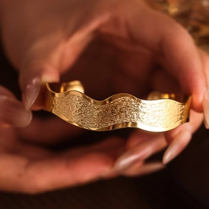 Minimalist 18K gold plated stainless steel open bangle with wavy edges and hammered texture