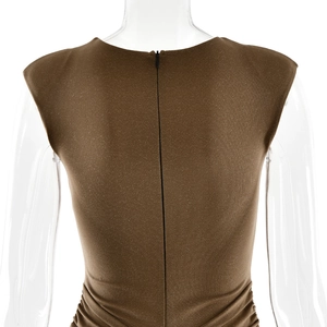 Détail du dos d'une robe marron pailletée avec fermeture invisible et plis latéraux