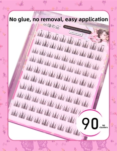 Detail von 90 Büscheln selbstklebender schwarzer Wimpern in einer dekorativen rosa Box